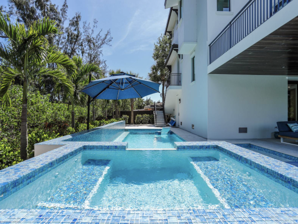 Luxurious Vacation Pool Home in Siesta Key 5 min walk to beach